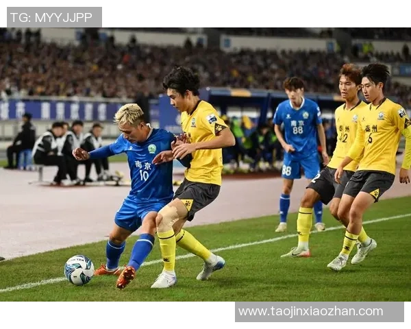 南京足球队战术解析与对手对比深度剖析