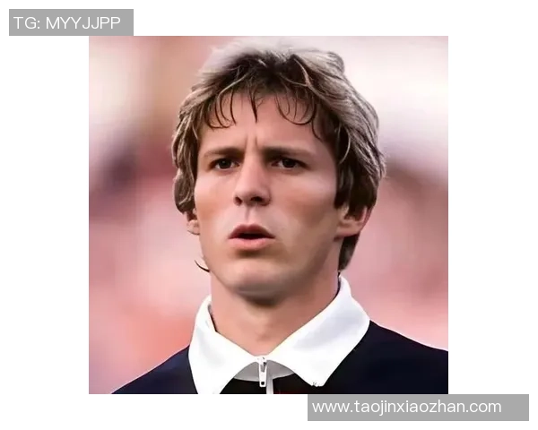 揭秘足球明星便衣身份背后的故事与传奇人生